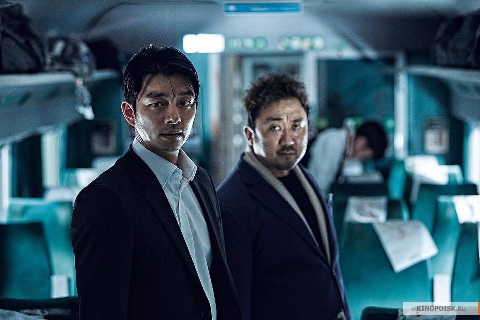 Кадр из фильма «Поезд в Пусан». Главный герой Сок У (слева) и Сан Хва