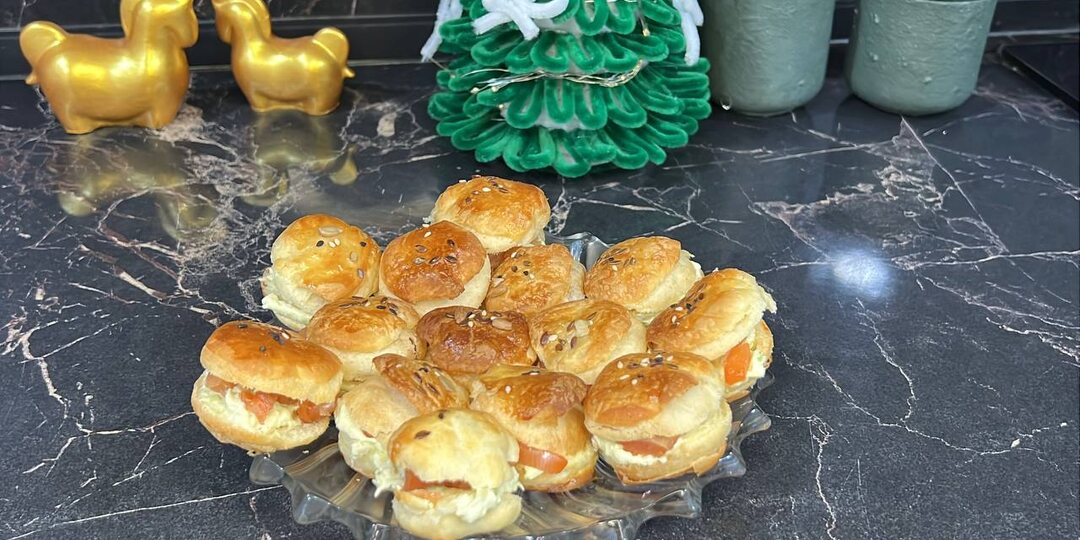 Закуска из слоеного теста с красной рыбой