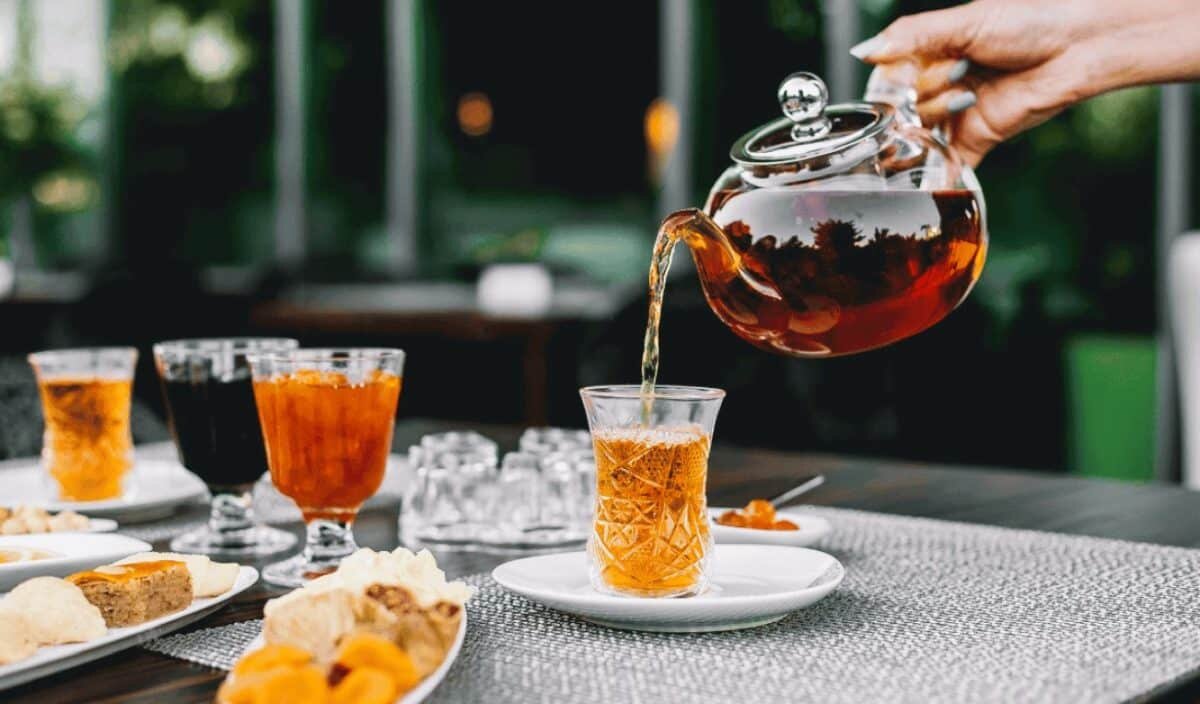    Девушка наливает чай / © stockking, freepik