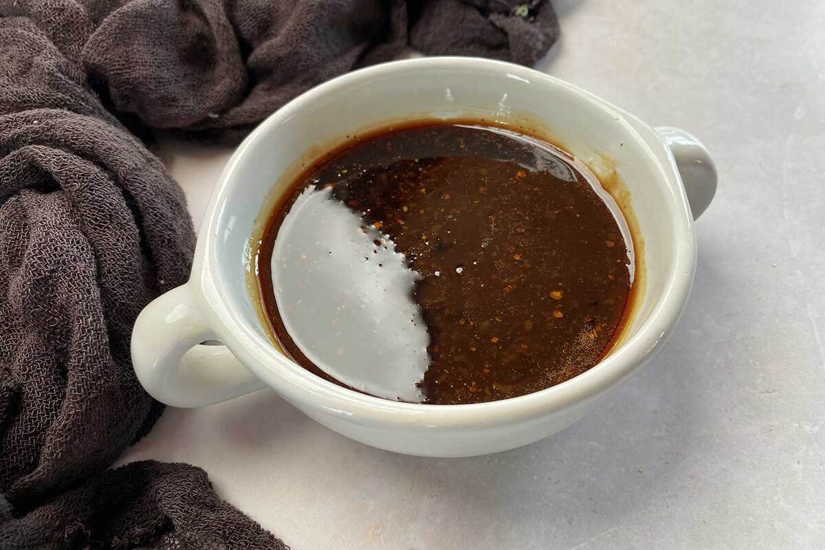 Готовый соус из бурбона и кленового сиропа 