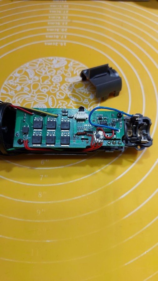 ATTiny10 уместился на кусочке текстолита и собирается задать ТЭНу жару.