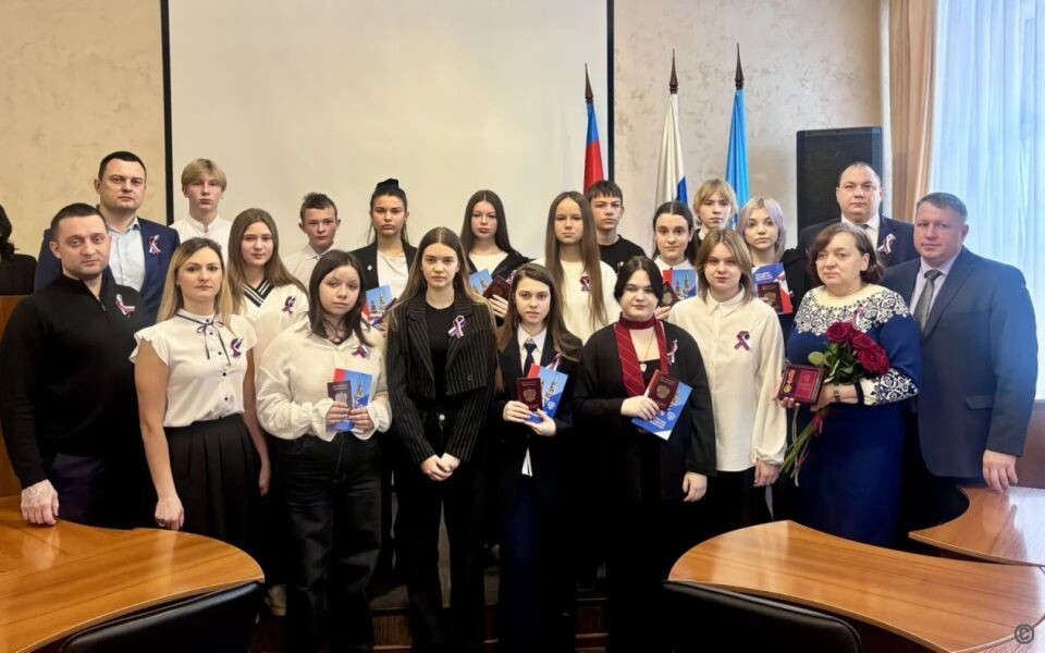    Юным барнаульцам торжественно вручили паспорта в День Конституции. Источник: Администрация Барнаула