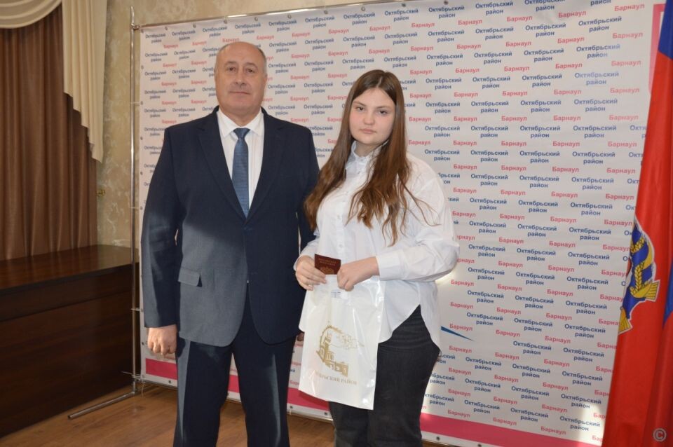    Юным барнаульцам торжественно вручили паспорта в День Конституции. Источник: Администрация Барнаула