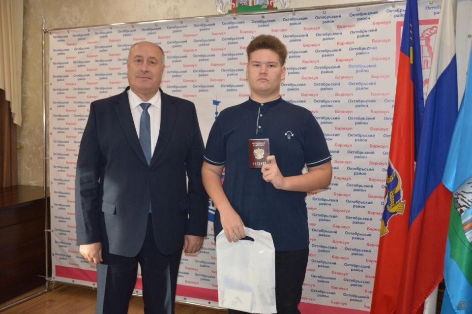    Юным барнаульцам торжественно вручили паспорта в День Конституции. Источник: Администрация Барнаула