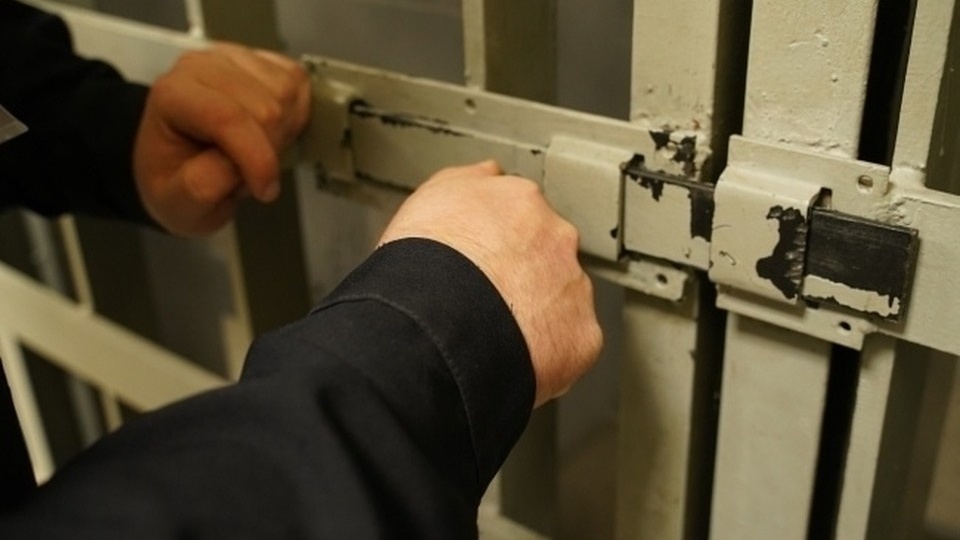 Решил отомстить: в Коми мужчина поджег дверь в квартиру и коляску