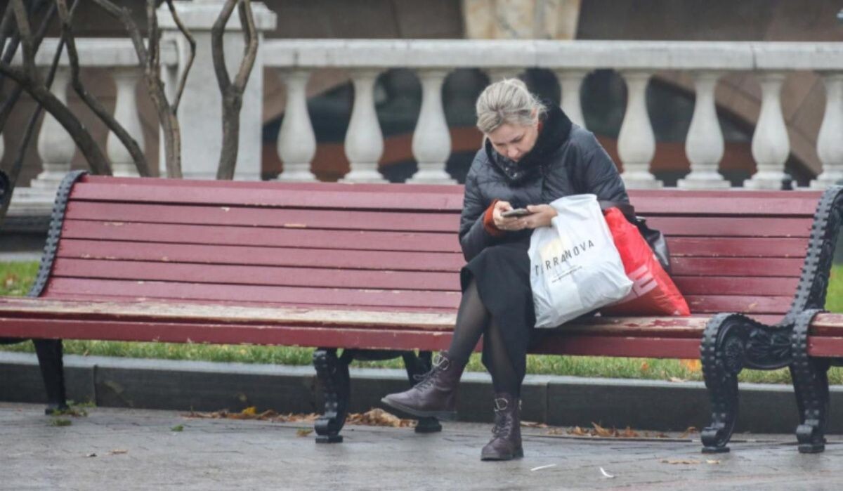     Девушка с телефоном. Источник: news.ru Автор фото: Павел Селезнев/NEWS.ru