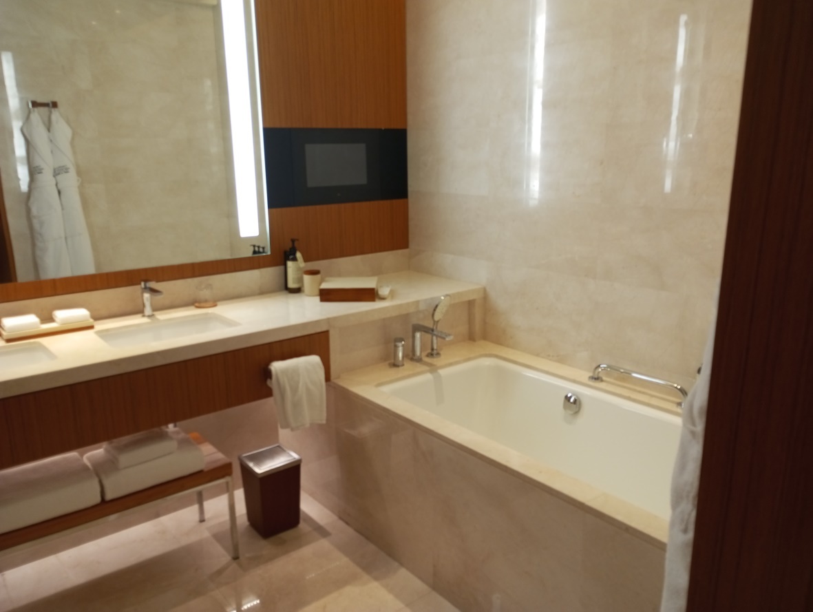 Ванная, отдельно двери в туалет и душ