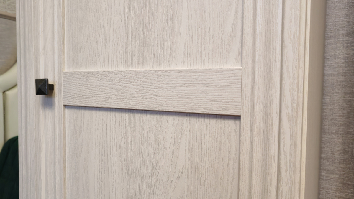 Мне нравится, что мебель не чисто белая, а имеет цвет и фактуру дерева