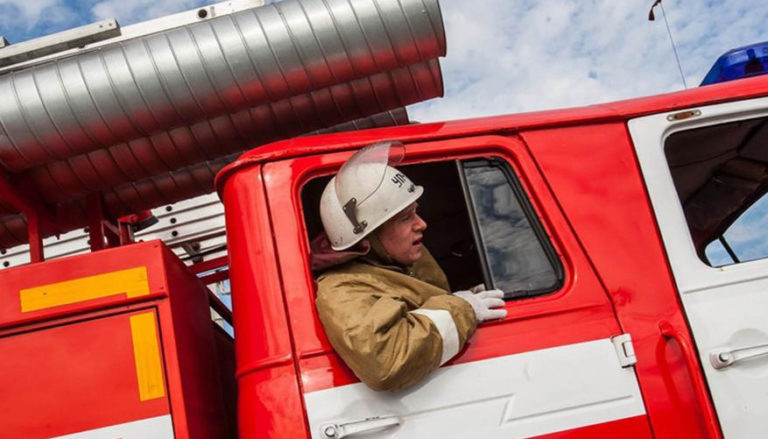    В Орске потушили крупный пожар на заводе Оренбуржье