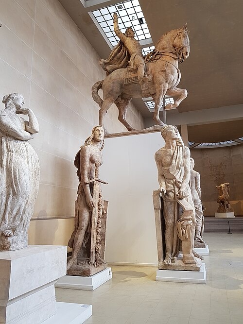 Скульптуры в Большом зале музея Бурделя. Лицензия CC BY-SA 3.0. Автор: Arthur_Crbz. Источник: Wikipedia.