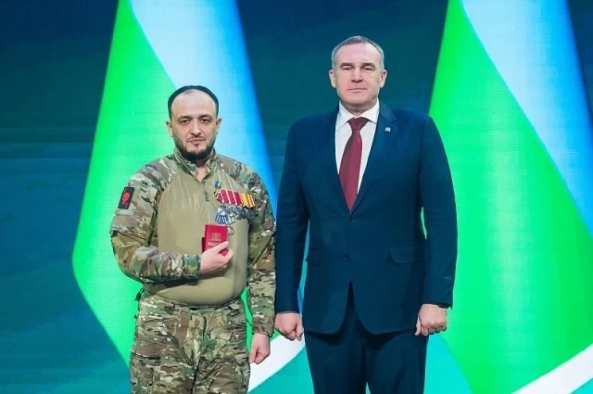    Награду вручил губернатор Руслан Кухарук.