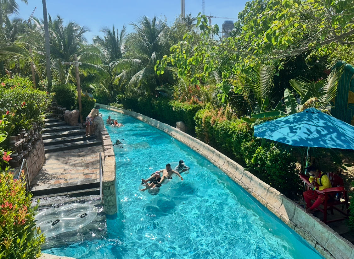 Бассейн с течением реки в аквапарке на «Ананасовом» острове.