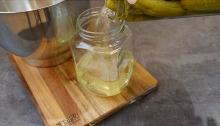 Рассол из банки никогда не выливаю. Рассол — это не отходы, вот... что я с ним делаю...