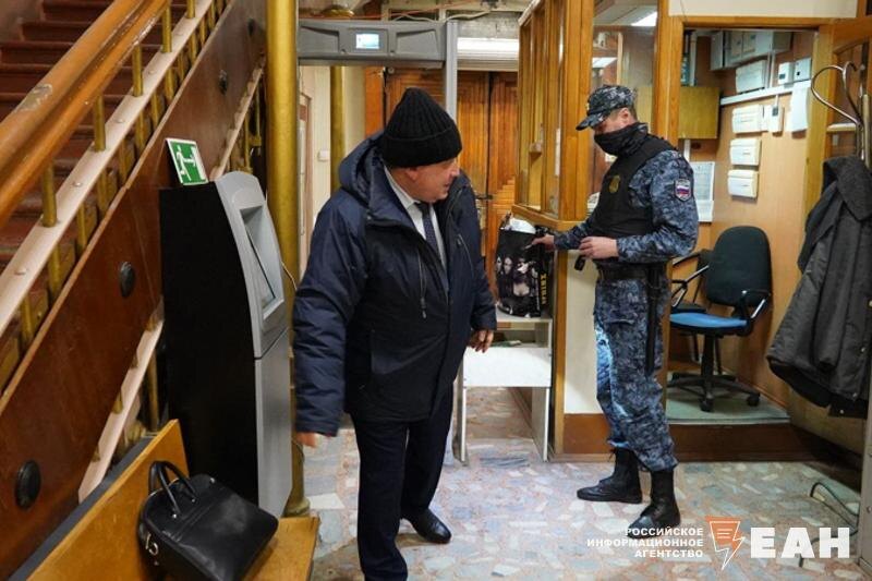    ЕАН. Николай Смирнов заходит в здание суда