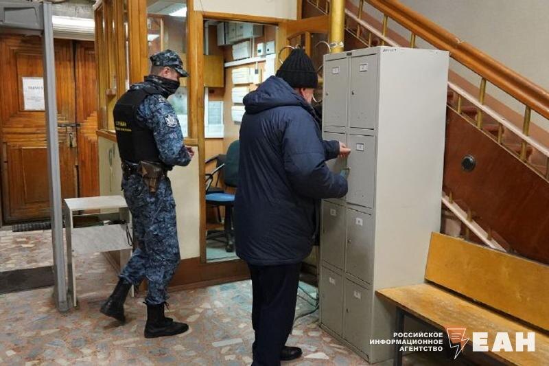    ЕАН. Николай Смирнов заходит в здание суда