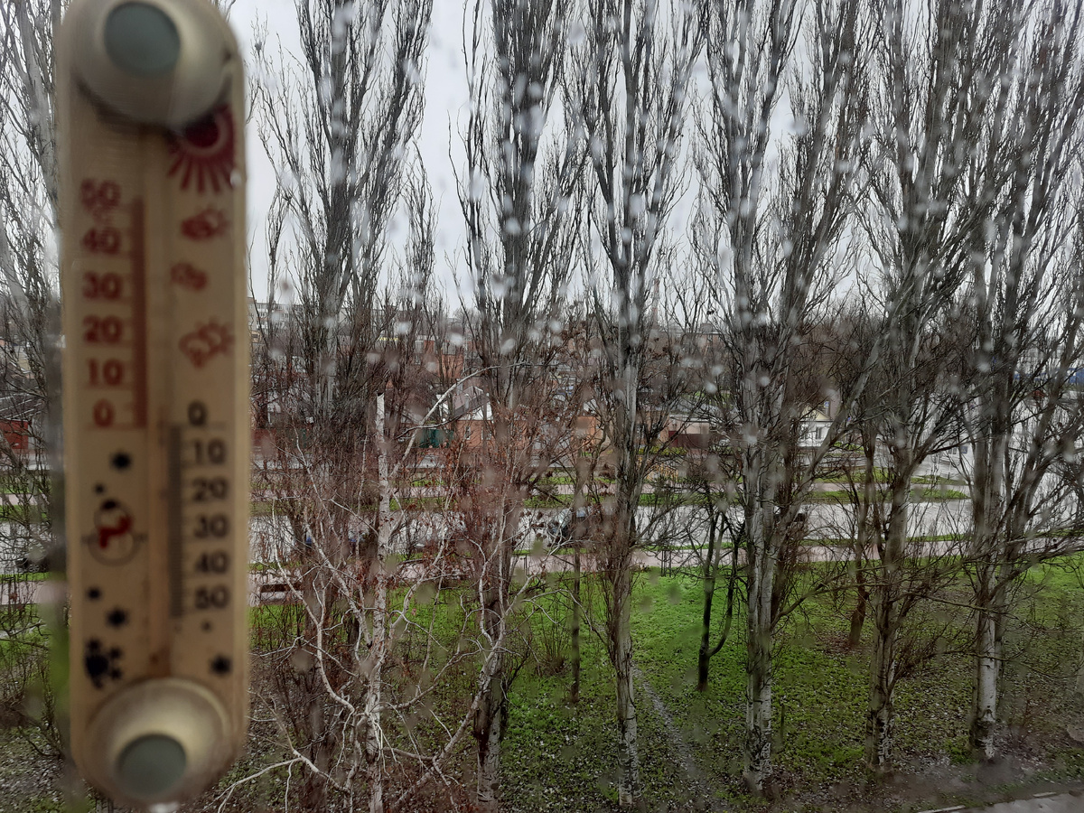 Вид из окна. На улице дождь