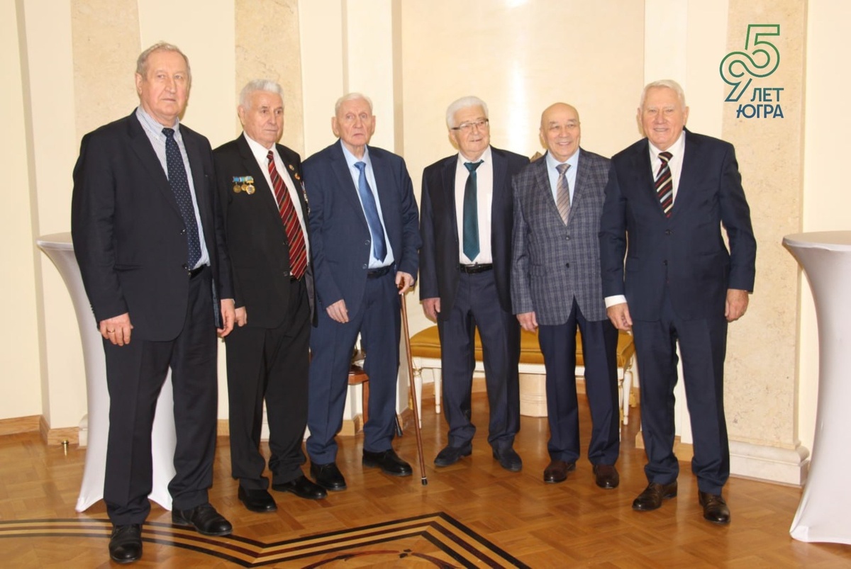 Под сводами Представительства собрались герои Самотлора – заслуженные работники и ветераны нефтегазовой отрасли, геологи, архитекторы, деятели культуры, почётные граждане Сургута, Когалыма и всего региона. Среди них – первый губернатор автономного округа Александр Филипенко, председатель Совета Союза нефтегазопромышленников России Юрий Шафраник, почётный работник газовой промышленности Юрий Важенин, заслуженный геолог России Валерий Гарипов, почётный гражданин Югры Василий Сондыков, народный учитель России Валерий Салахов и другие.«Рада была увидеть многих на торжественной встрече в Представительстве Югры в Москве, посвящённой юбилейному дню рождения родного округа», – отметила руководитель депутатской фракции «Единая Россия» в Думе Югры, вице-спикер окружного парламента Наталья Западнова.