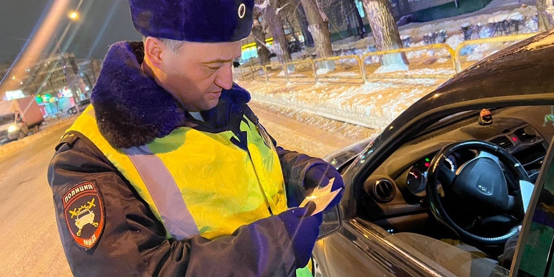 Инспектор ДПС требует открыть капот для сверки агрегатов: В чём подвох и что делать водителю?