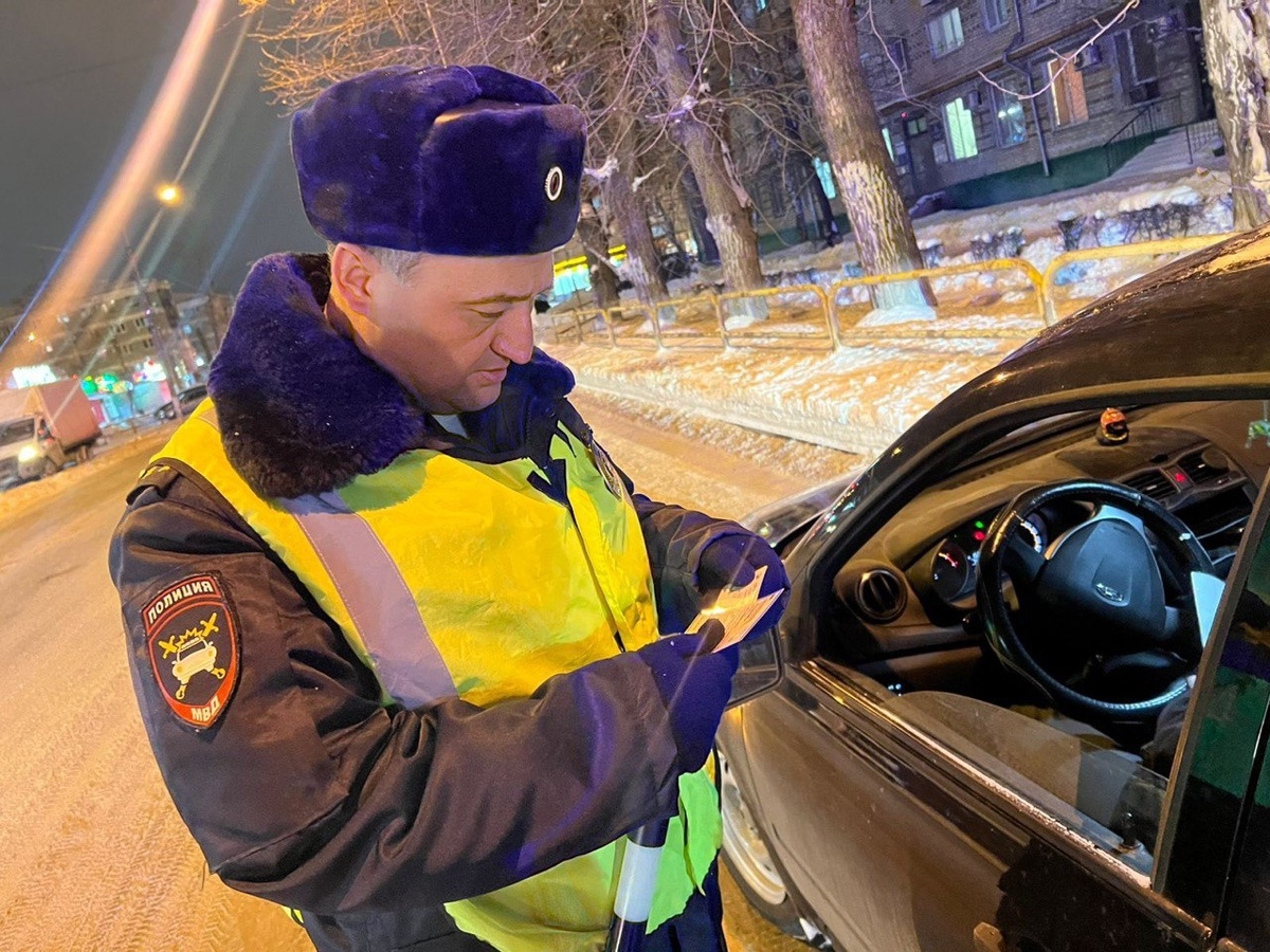 Инспектор ДПС требует открыть капот для сверки агрегатов: В чём подвох и что делать водителю?