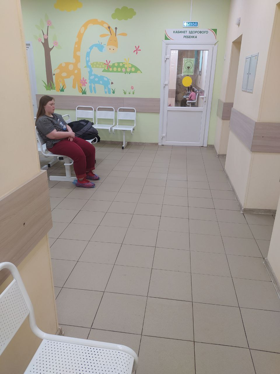 сидит, ждет 