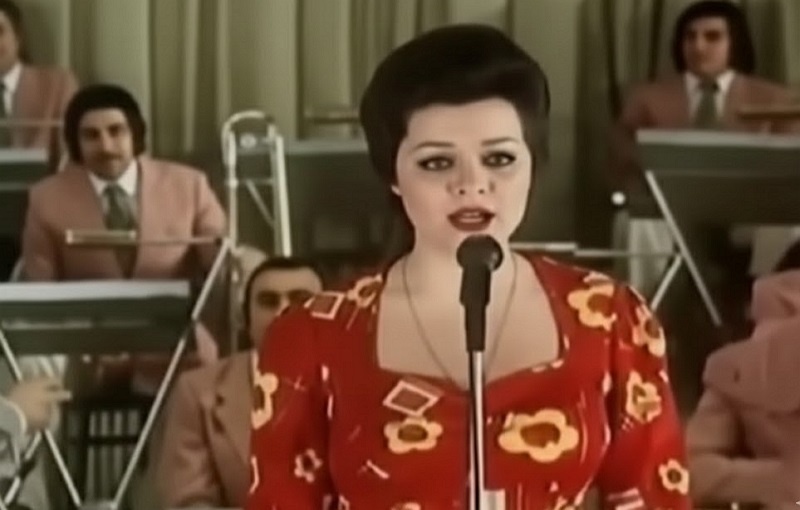   Лариса Долина в начале карьеры в ереванском оркестре. Фото: кадр видео