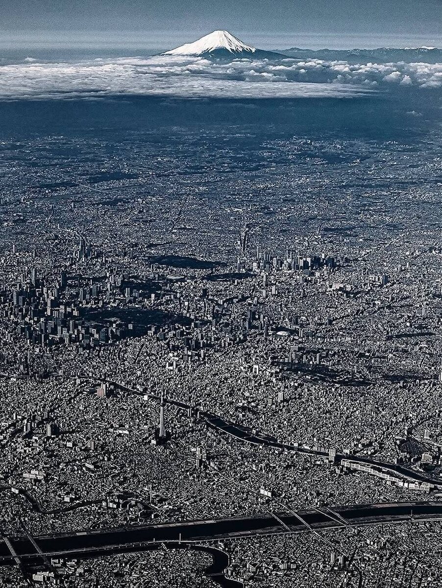 Это вид сверху на Токио 