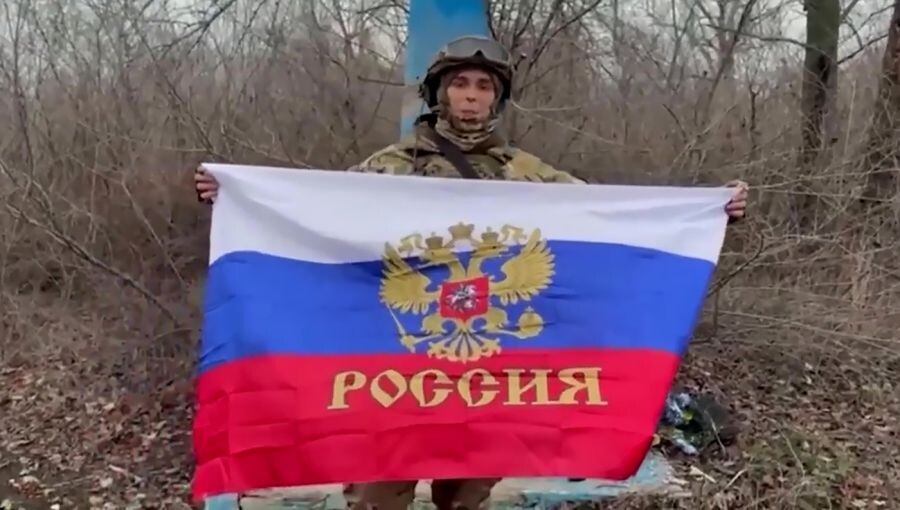    Военнослужащий ВС РФ на одной из улиц в освобожденном Северске. ДНР / Источник: © РИА Новости