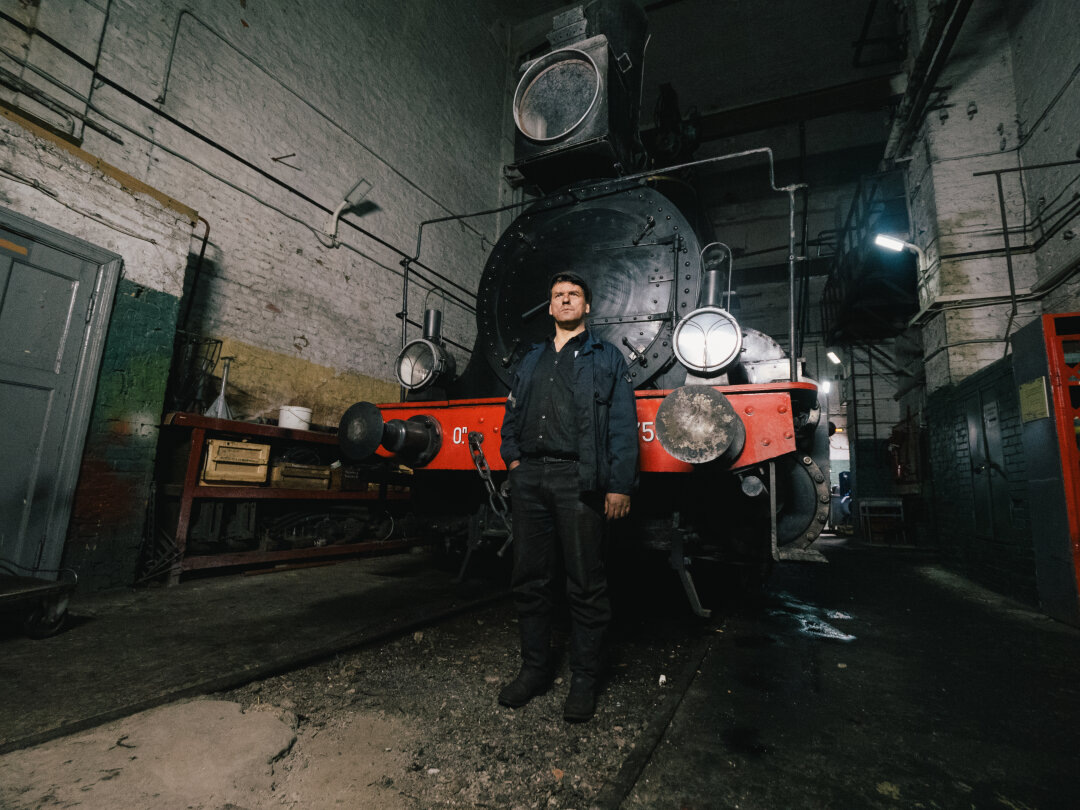    Алексей Грук на фоне дореволюционного паровоза Оп 7587 / фото: Николай Щеголев (автор канала Shegolev (ph)) Фото: Фото: Николай Щеголев