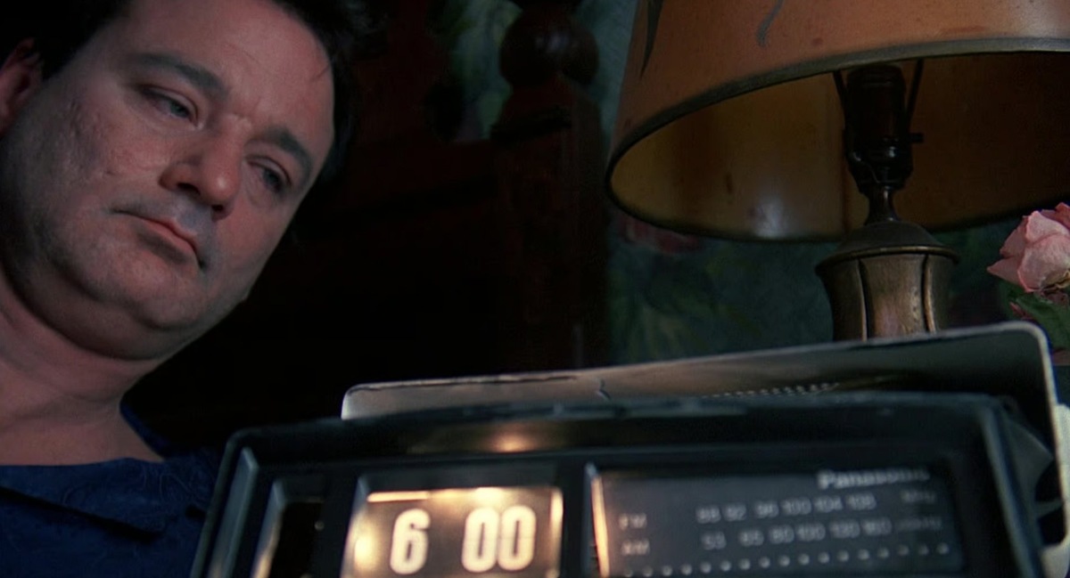    Иногда наш организм работает лучше любого будильника. Кадр из фильма «День сурка»