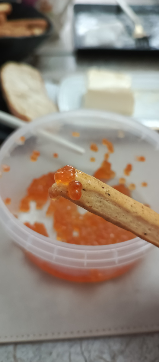 Икра на хлебной палочке...