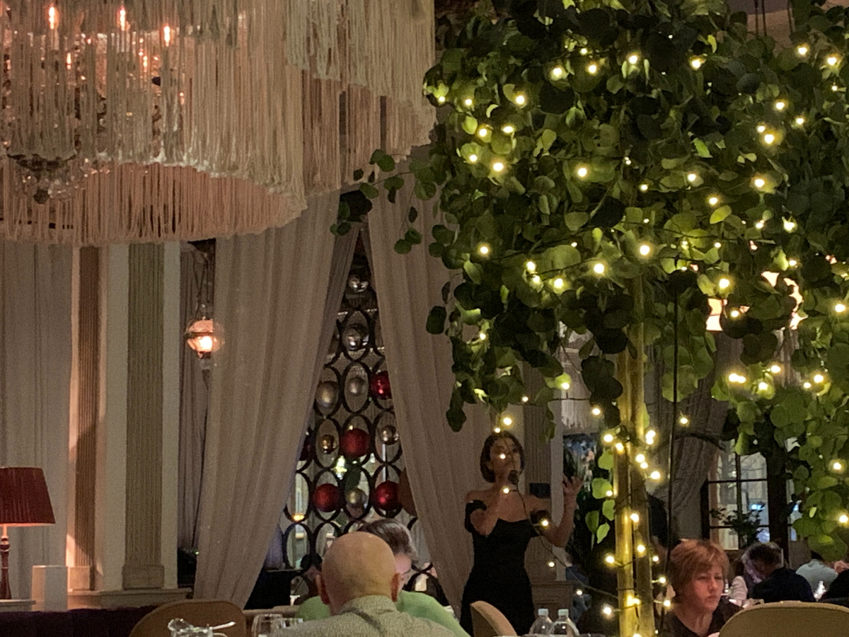 Удивительная певица в том ресторане. Личное фото.