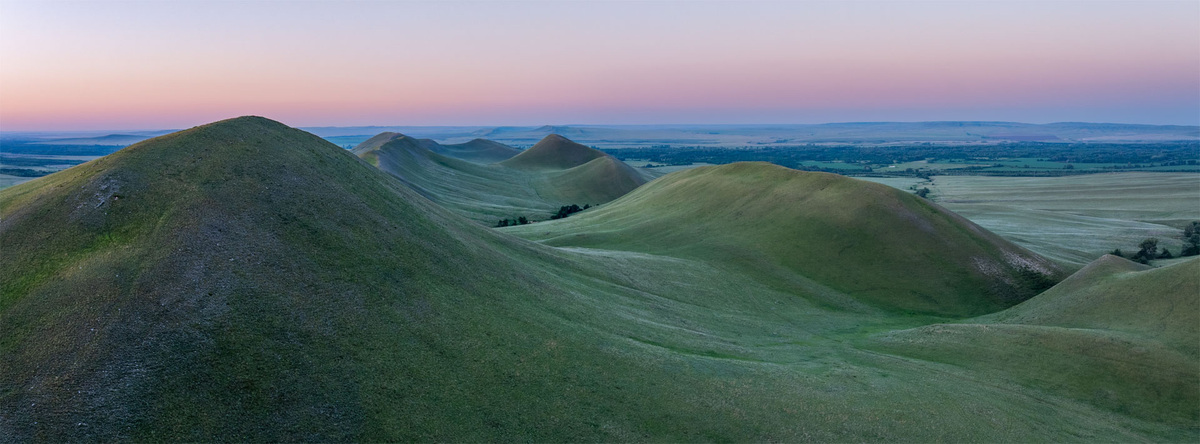 Череда холмов на рассвете.
