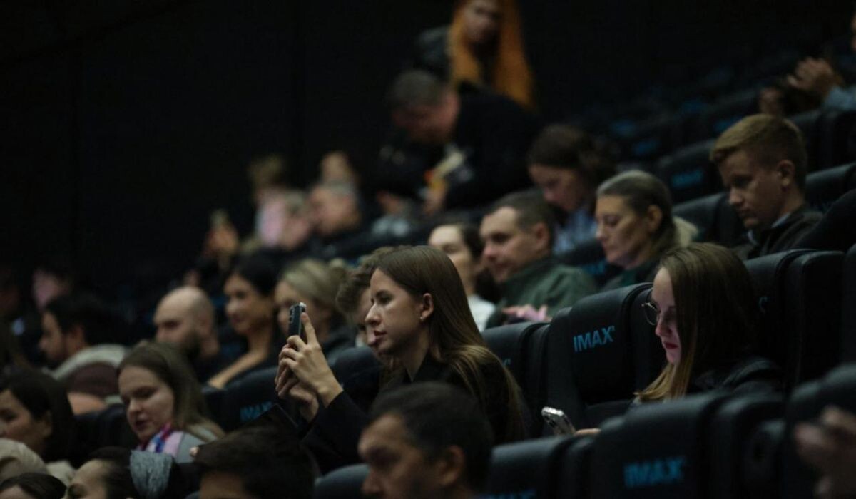     Люди в кинотеатре. Источник: realnoevremya.ru Автор фото: Артем Дергунов