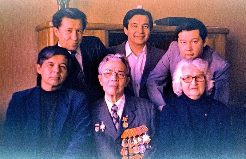 Муратовы.  Молодой Раднэр - сидит крайний слева. Родные братья актера многого добились в жизни. Родэс преуспел в военной службе, пройдя путь от рядового до генерала. Лир Муратов, страдавший глухотой, стал чемпионом мира по шахматам среди инвалидов и именитым тренером.