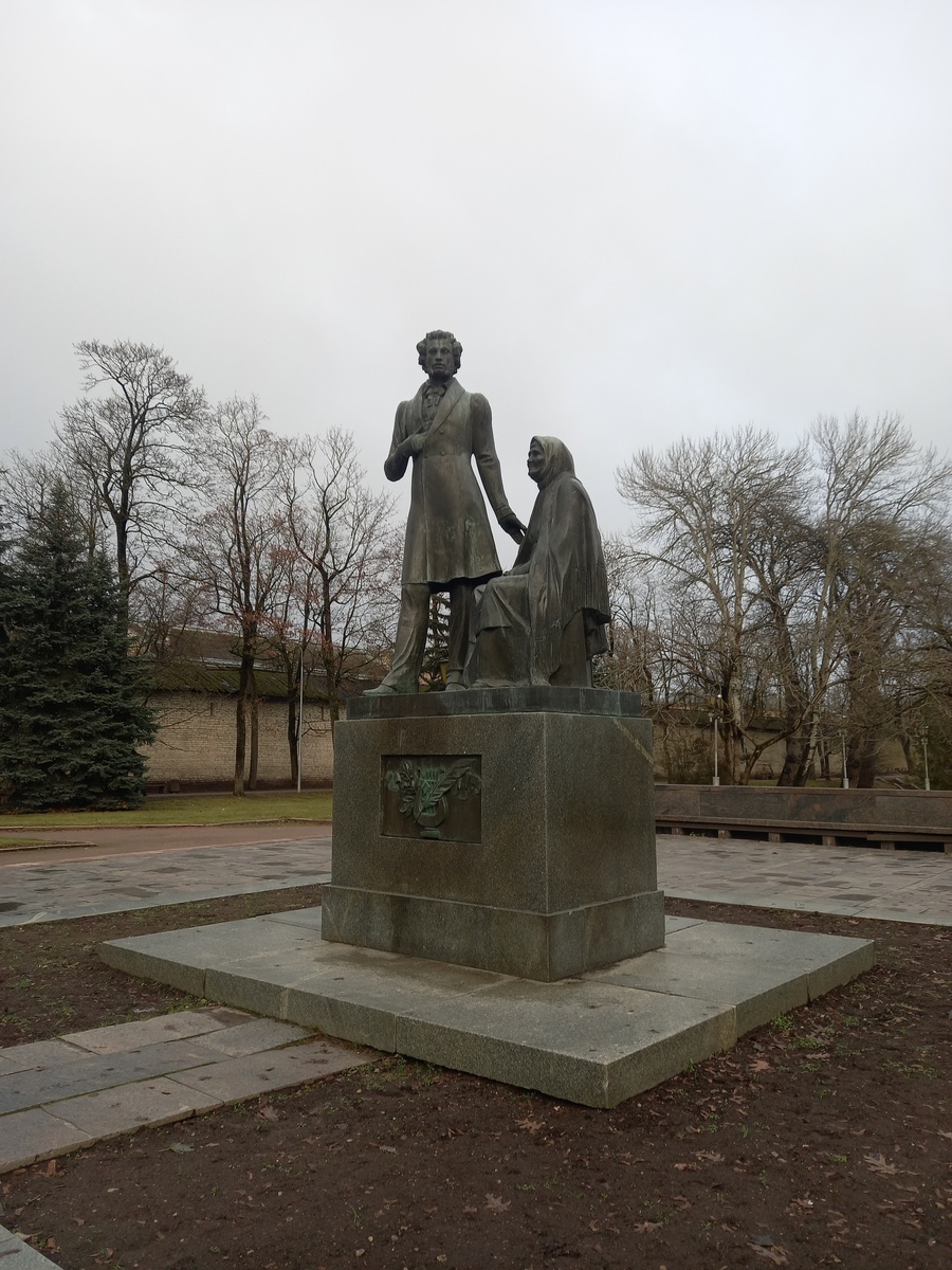 памятник на остановке "Летний сад"