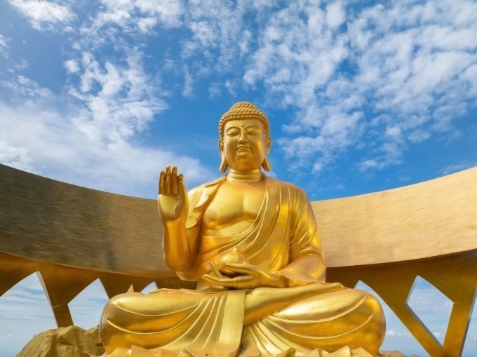 Статуя Будды Кау На Хама, сидящего со скрещенными ногами, расположена в самом высоком дзэн-саду на вершине горы Баден. 