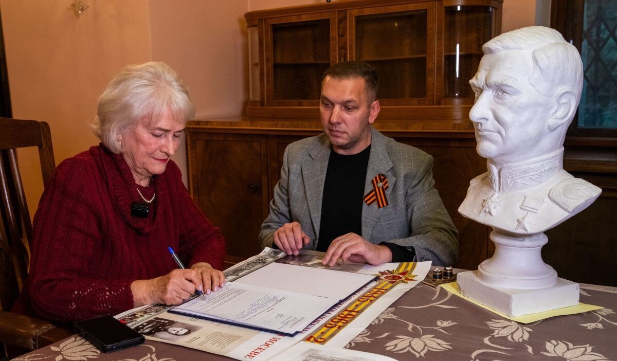     Передача предметов. Источник: victorymuseum.ru Автор фото: Пресс-служба Музея Победы