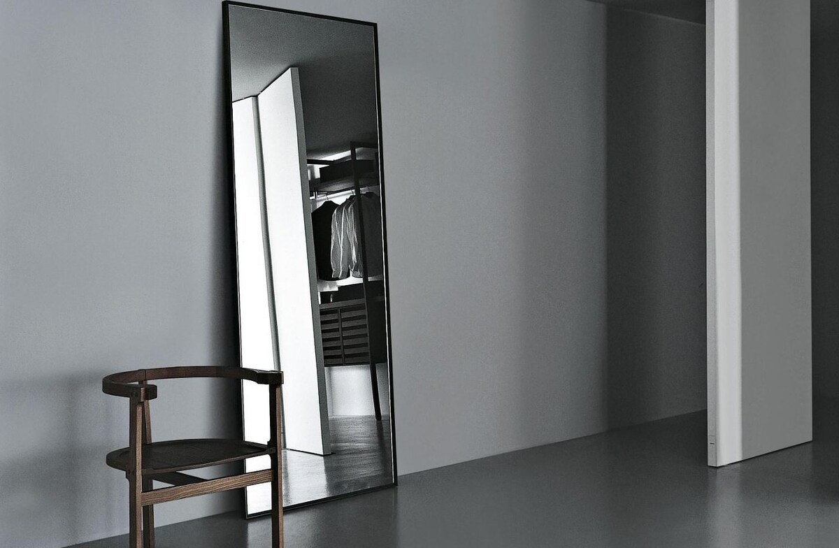 Зеркало Porro Reflection идеально для прихожих, гардеробных, спален. Работает как самостоятельный объект или в композиции из нескольких зеркал разного размера.