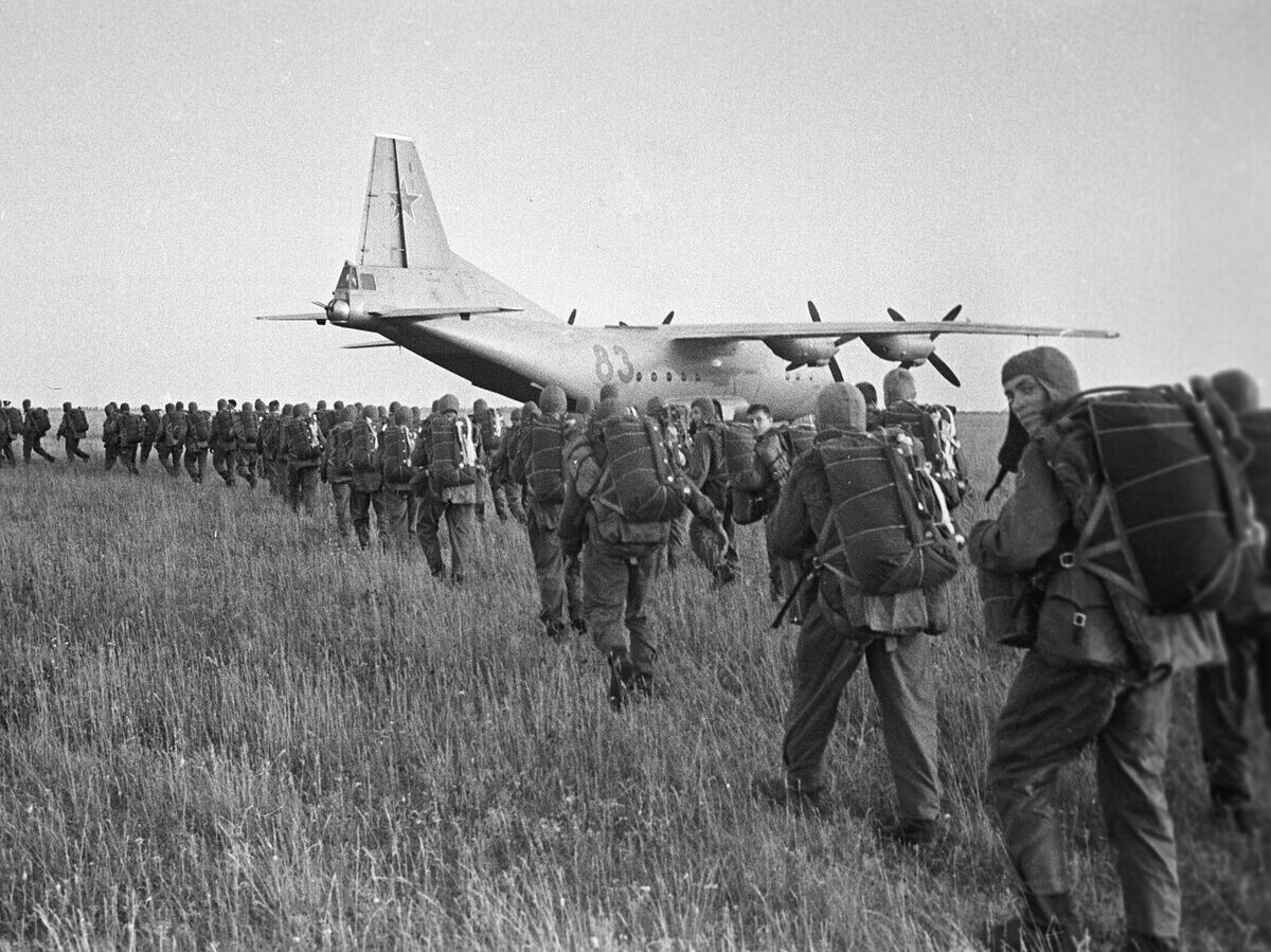 Военнослужащие Воздушно-десантных войск СССР во время учений | © РИА Новости / Михаил Кухтарев