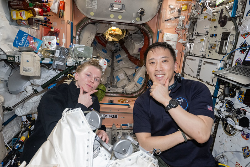 Зена Кардман и Джонатан Ким на борту станции. Фото: nasa.blog.com