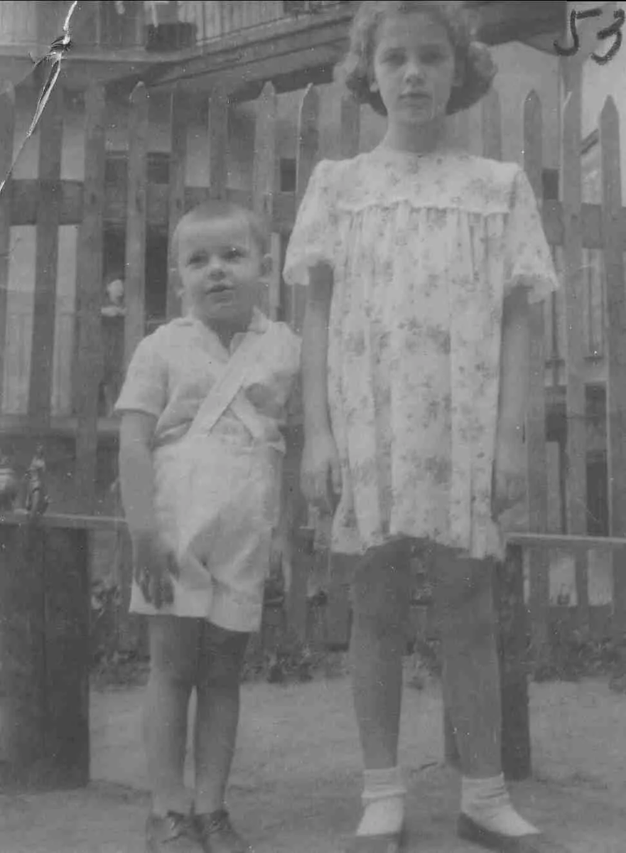  Савелий Крамаров с сестрой Татьяной. Источник: pikabu.ru