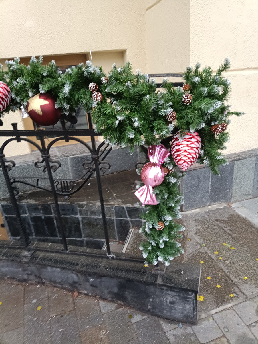 Украшение к Новому году на Большой Покровской