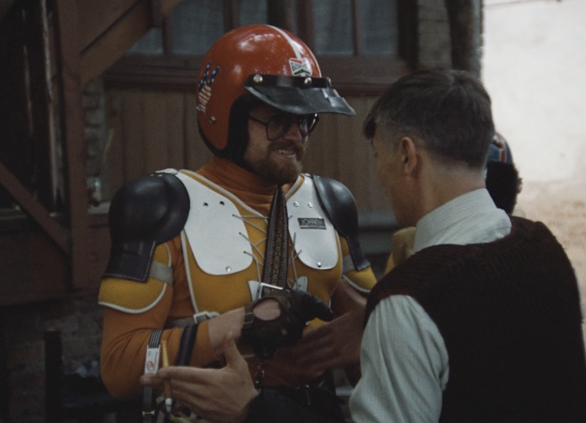 Эпизодический персонаж Владимира Хотиненко кажется в антураже позднесоветских дворов пришельцем с инопланетного НЛО