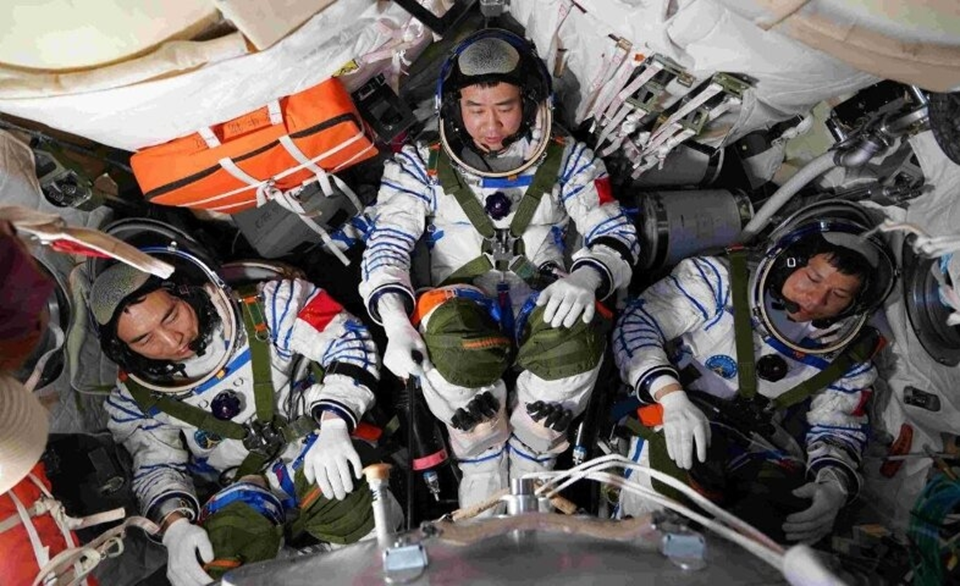 Китайские тайконавты в корабле «Шэньяжоу-21». Фото: CNSA