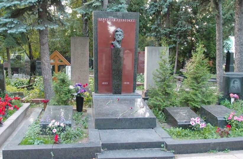 Новодевичье кладбище, участок №1. Братья Третьяковы, Маяковский и другие замечательные люди, похороненные здесь