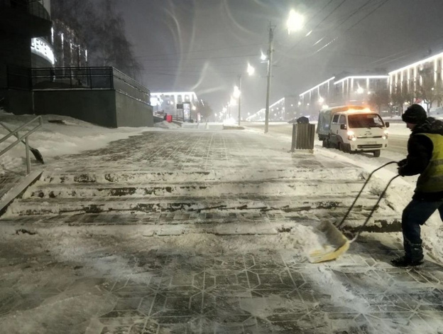    В Кирове продолжают очищать улицы от снега