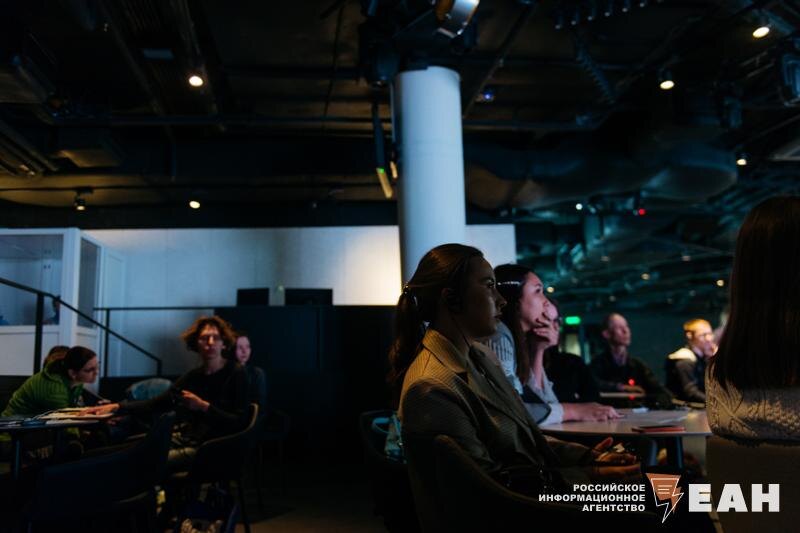    ЕАН. Люди сидят за столиками