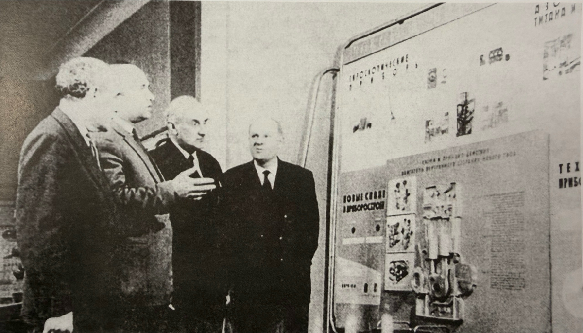 Ректор А.А. Капустин с профессорами Д.А. Завалишиным, В.М. Меськиным и П.И. Буловским обсуждают проблемы развития авиаприборостроения