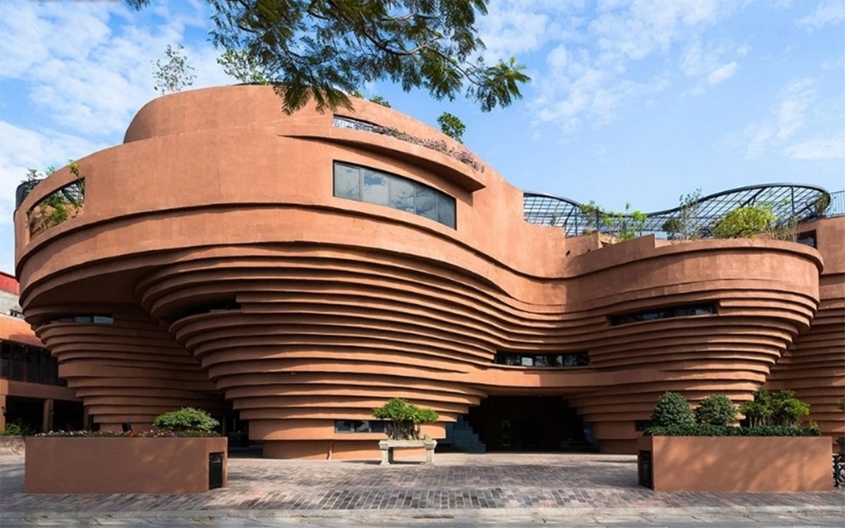 Возле музея Батчанга.