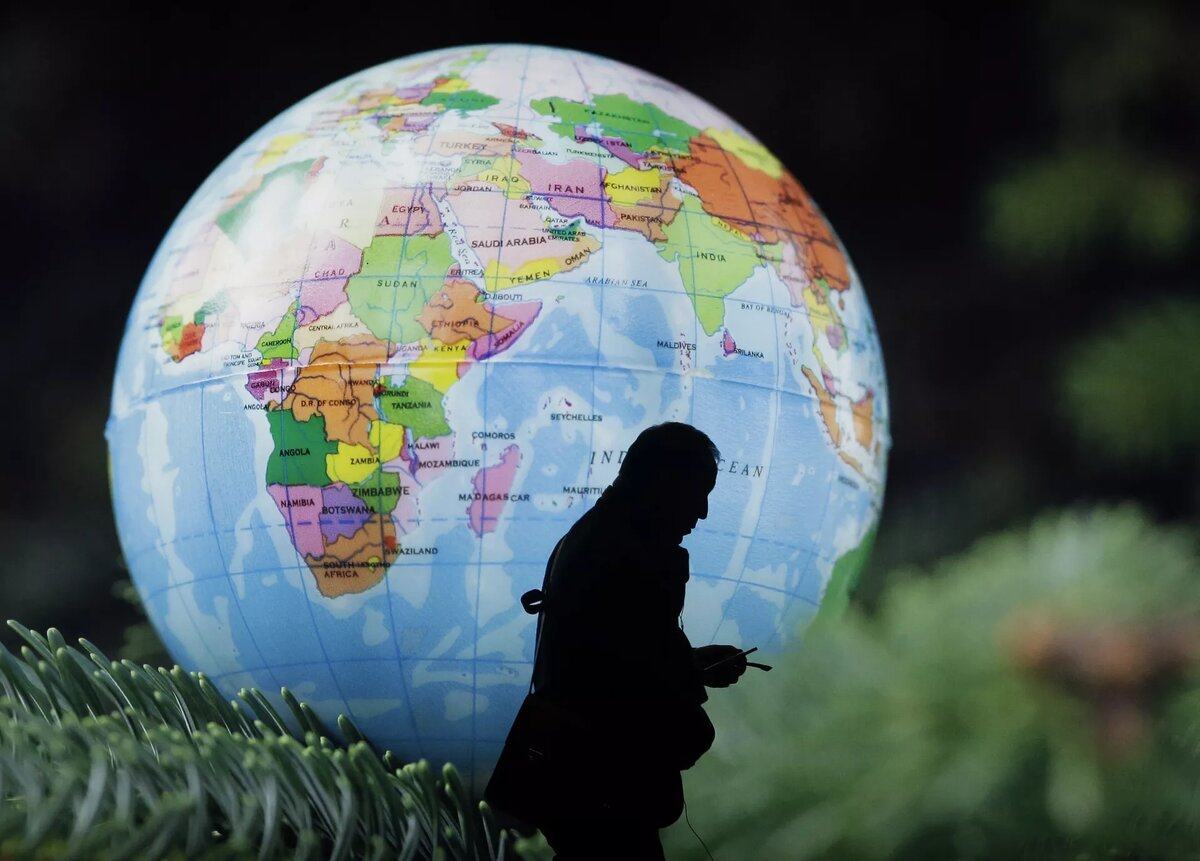 Прохожий у здания МИД Германии в Берлине | © AP Photo / Michael Sohn